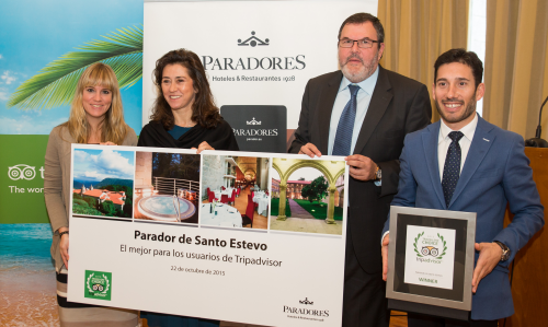 De izquierda a drcha. Laura Martínez de TripAdvisor, Ángeles Alarcó, Presidenta Consejera Delegada de Paradores, César Parente, Alcalde de Nogueira de Ramuín y Santiago Carrera, Director del Parador de Sto. Estevo.