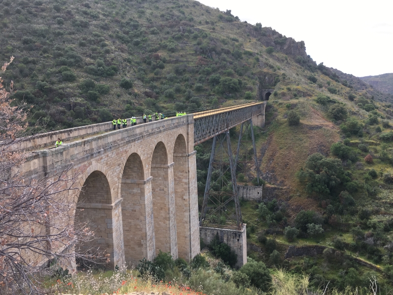 La Diputación de Salamanca recupera la vía férrea de la Fregeneda como nuevo producto turístico de la provincia