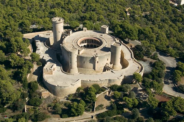 El Castillo de Bellver está situado a 3 kilómetros del centro de Palma