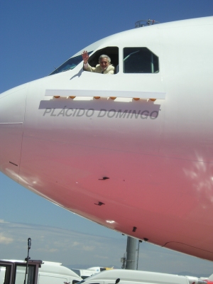 IBERIA BAUTIZA UN AVIÓN DE SU FLOTA CON EL NOMBRE DE PLÁCIDO DOMINGO.