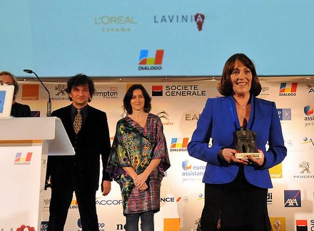 Carmen Maura y Jean Reno reciben el VIII Prix Diálogo a la amistad hispano-francesa.