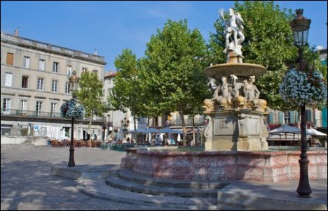 La plaza Carnot, corazón de Carcassonne