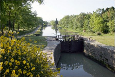 El Canal du Midi a su paso por Carcassonne, una maravilla de la ingeniería civil