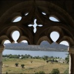 El Castillo se encuentra ubicado en un entorno precioso (al fondo el embalse de Santillana)