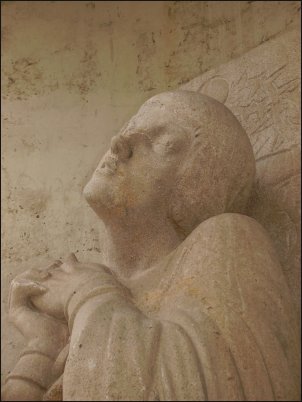 Juana de Arco es heroína y santa nacional.