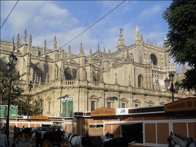 La Catedral de Sevilla con los carros de caballos en un entorno especialmente bello