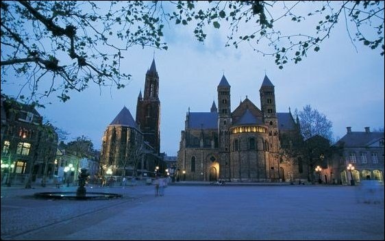 El sur de Holanda: Anochece en la plaza Vrijthof, un lugar muy bonito y corazón de Maastricht