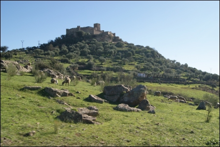 El espectacular castillo de Miraflores, en un entorno privilegiado.