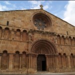 La Iglesia de Santo Domingo (derecha), la "Biblia en Piedra"