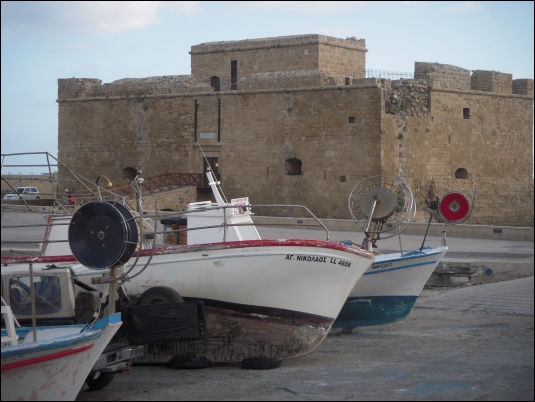 La fortaleza medieval protege al puerto de Pafos (Chipre)