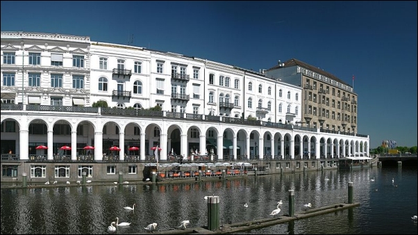 La calle Jungfernstieg, en Hamburgo, junto al Binnenalster.