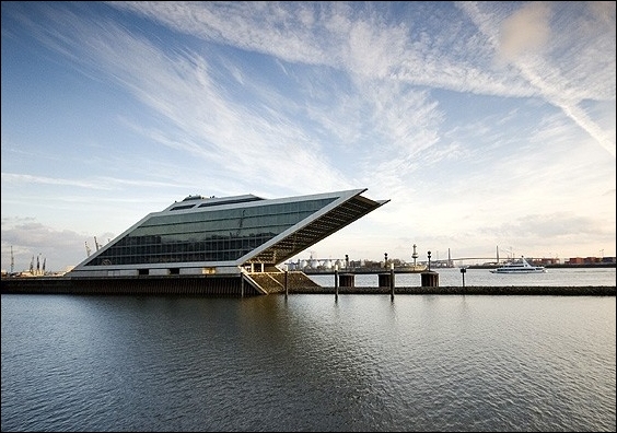 El espectacular edificio Dockland, a orillas del Elba.