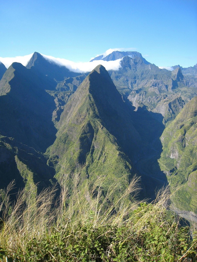Con sus acantilados vertiginosos, valles verdes, montañas volcánicas y playas turquesas, este paraíso del Océano Índico ofrece algunas de las mejores condiciones para volar en parapente a nivel mundial