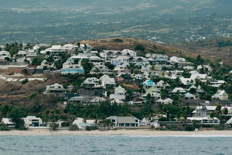 Isla Reunión presenta una geografía montañosa dominada por dos macizos volcánico
