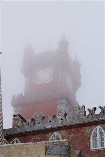 Entre la niebla aparece el Palacio da Pena