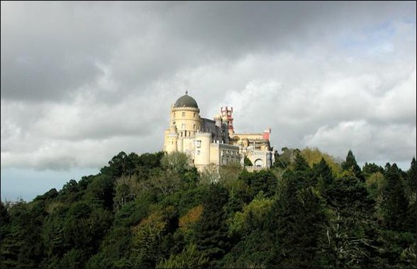 El Palacio da Pena en lontananza