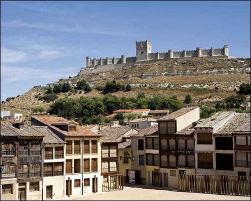 Peñafiel, con la plaza del Coso y el Castillo dominante en lo alto.