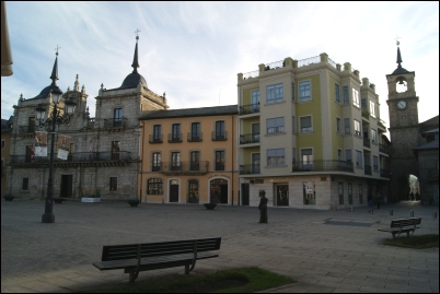 Ponferrada es una ciudad coqueta, con calles peatonales, cafeterías acogedoras, plazas señoriales y preciosas fuentes, parques llenos de vida y calles comerciales