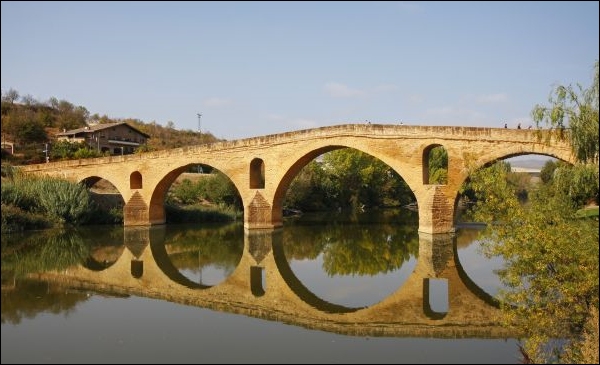 El puente románico sobre el río Arga