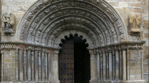 Portada de la Iglesia de Santiago, en Puente la Reina