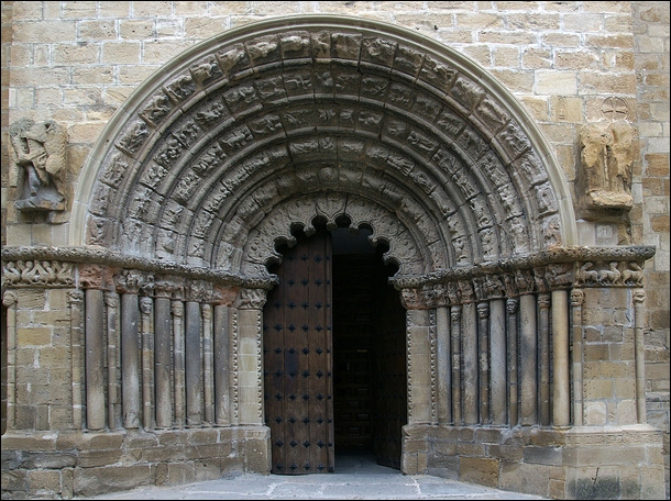 Portada de la Iglesia de Santiago, en Puente la Reina