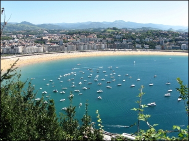 San Sebastián es un constante estímulo para los sentidos. Los paisajes, la fuerza del mar cantábrico, la bahía y sus playas