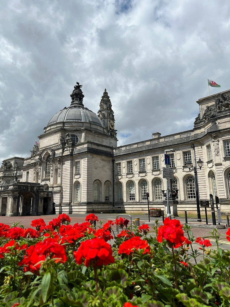 El viaje por Gales comienza en Cardiff, la capital, en el sur