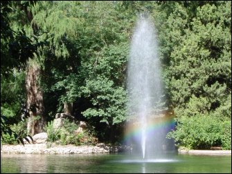 Destacan a su alrededor los amplios y frondosos jardines