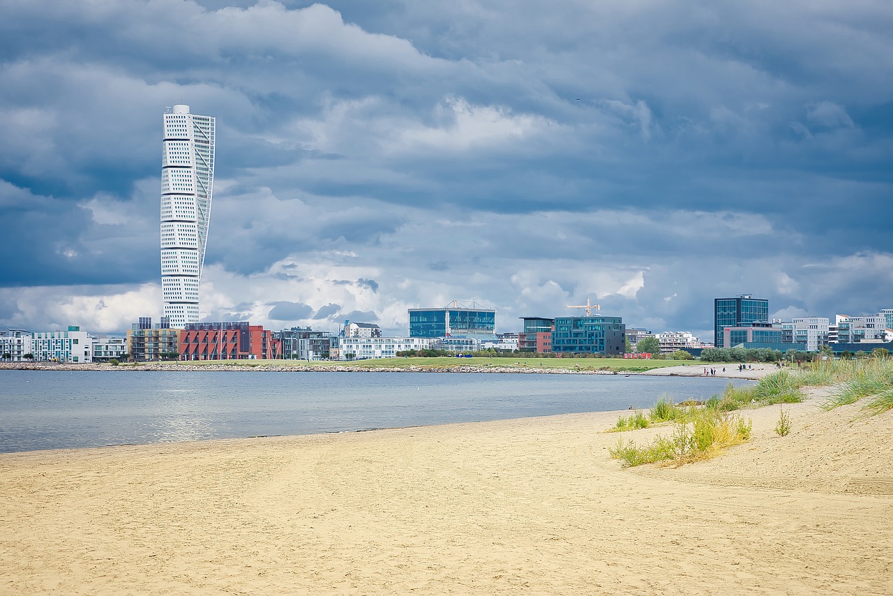 Malmö es la única gran ciudad del Norte de Europa que se puede jactar de tener una playa en el centro de la ciudad, de «Bandera Azul» por sus aguas cristalinas