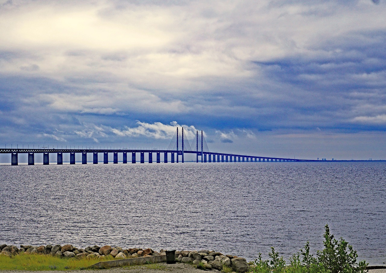 El enorme puente sobre el estrecho de Öresund inaugurado en el año 2000, este puente une Malmö con Copenhague