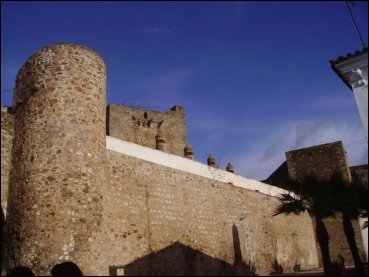 El alcázar o castillo de Olivenza conserva gruesas murallas del siglo XIV