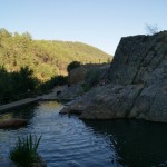 Piscina natural rodeada por laderas de piedra