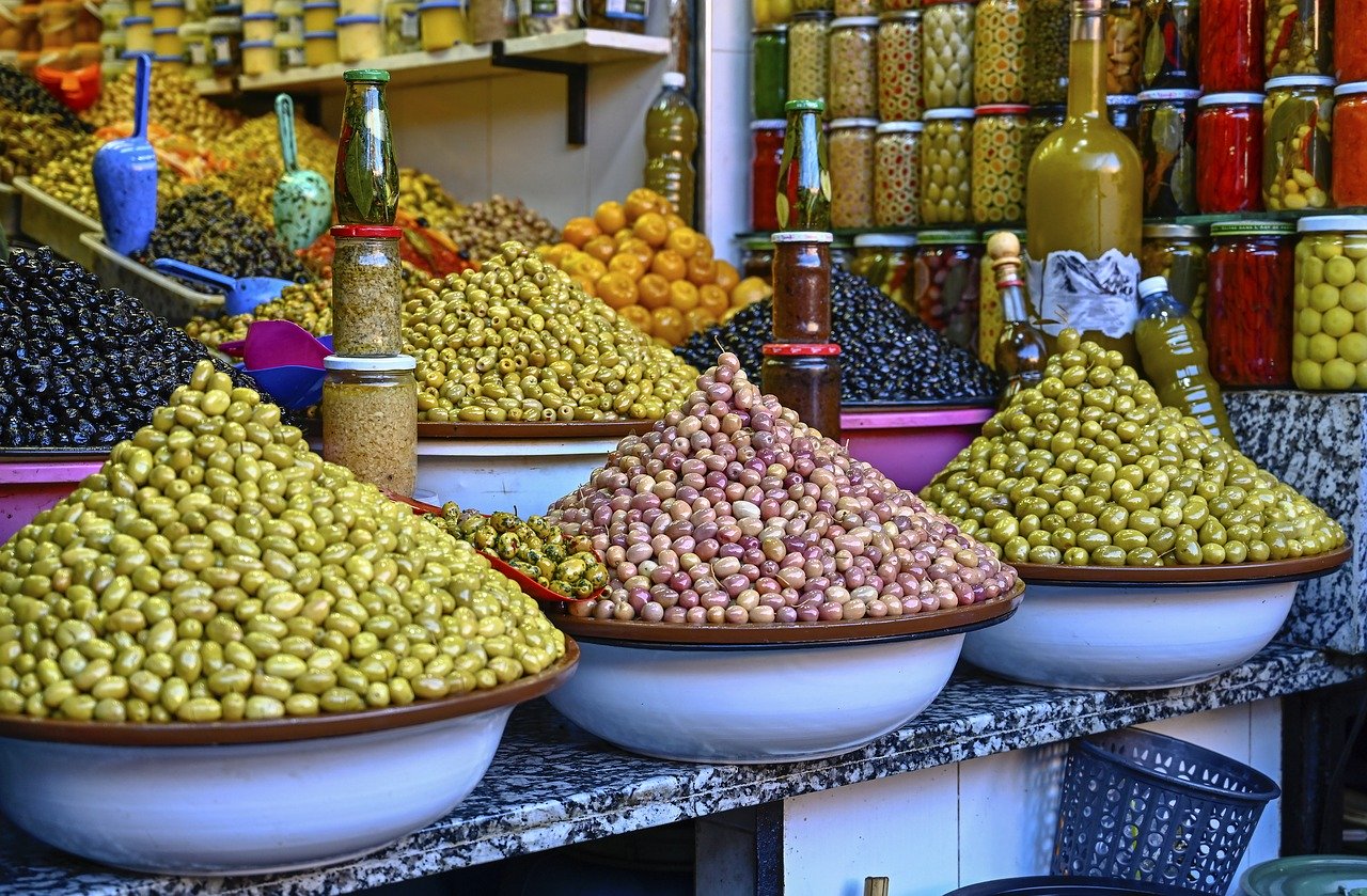 El zoco: en el laberinto de callejas angostas cubiertos por cañizo, los vendedores ofrecen, especias, perfumes, frutos secos, infusiones, cuero, cerámica