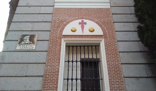 Cruz de Santiago en uno de los laterales de la fachada