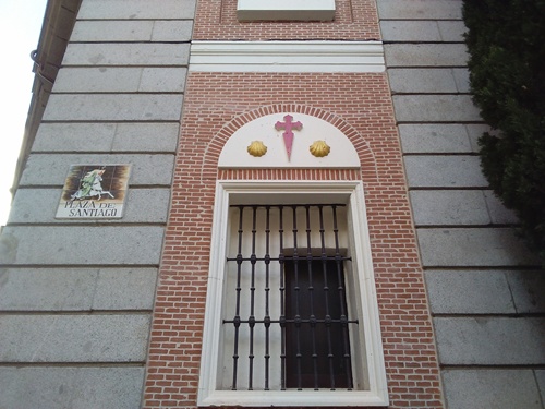 Cruz de Santiago en uno de los laterales de la fachada