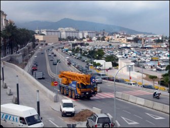 Una ciudad volcada con el mar