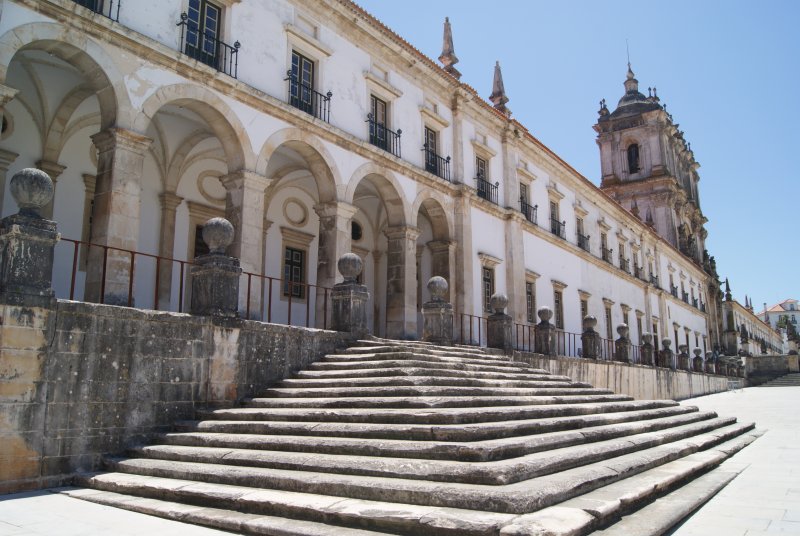 La distribución del monasterio sigue la regla cisterciense