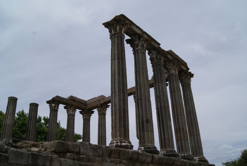 El templo romano, dedicado al culto del emperador César Augusto