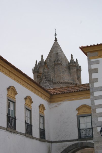 Évora se encuentra situada a medio camino entre Badajoz y Lisboa