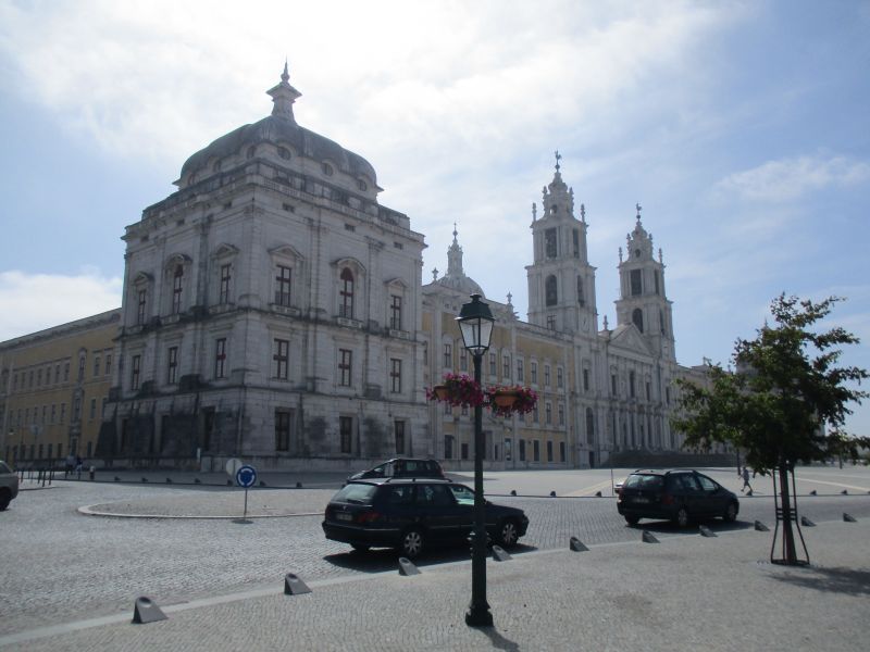 En el corazón de Portugal, a unos kilómetros de Lisboa, se encuentra uno de los  palacios más espectaculares del país. El Palacio Nacional de Mafra