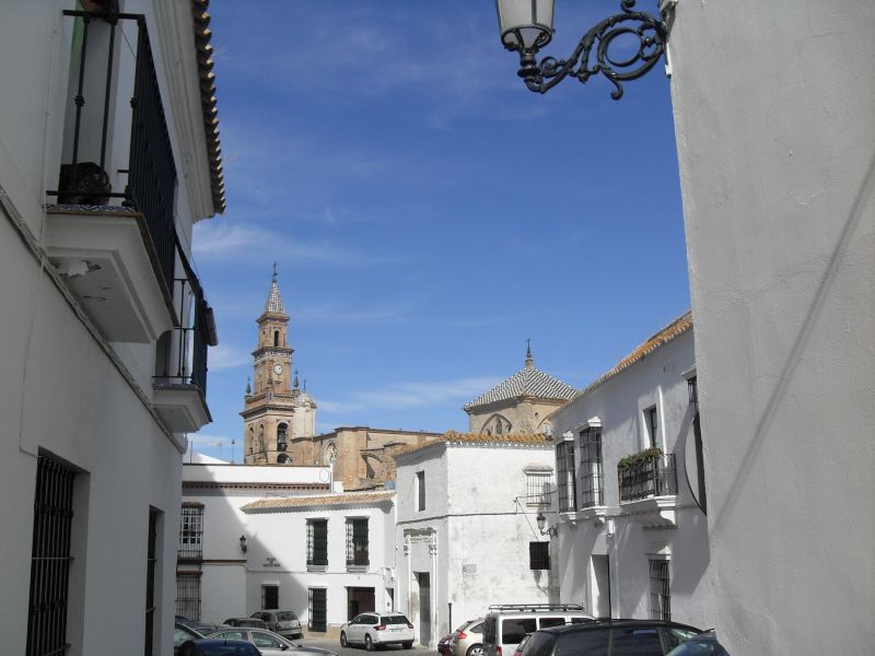 Carmona se encuentra a tan sólo 30 kilómetros de Sevilla, lo que la hace muy atractiva para el visitante de la ciudad de la Torre del Oro