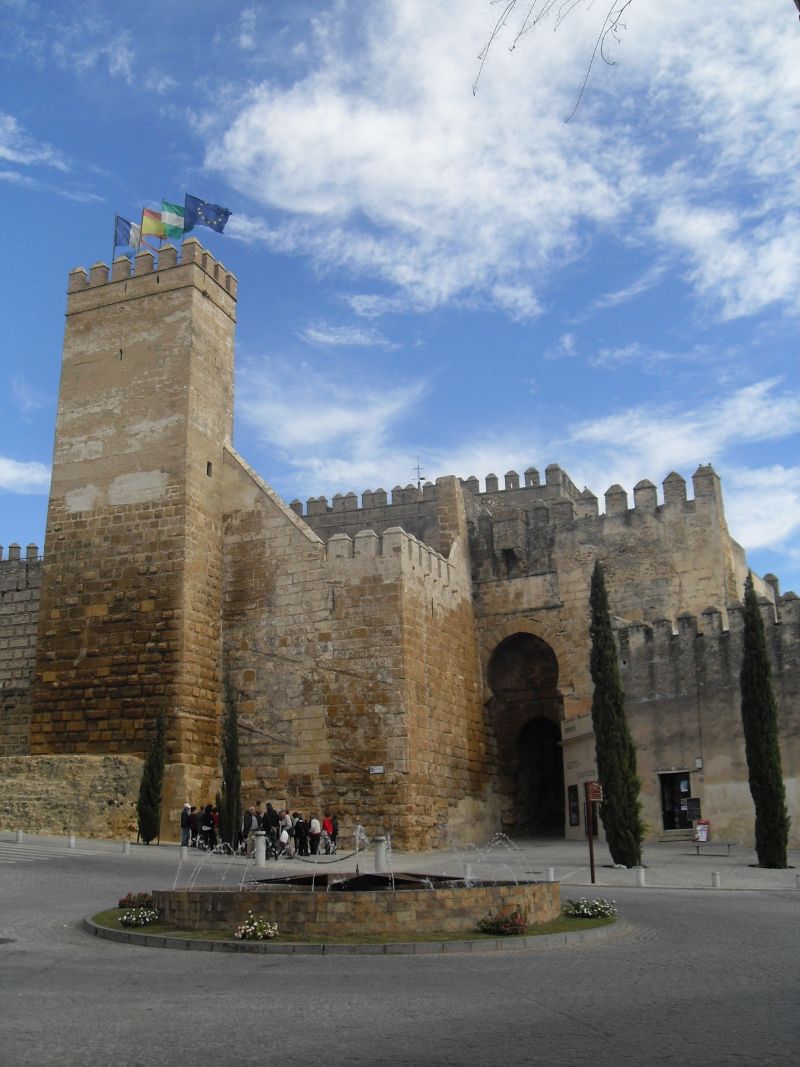 Fue durante el reinado de Pedro I de Castilla cuando Carmona alcanzó su cenit, con el Alcázar de la Puerta de Marchena como residencia real.