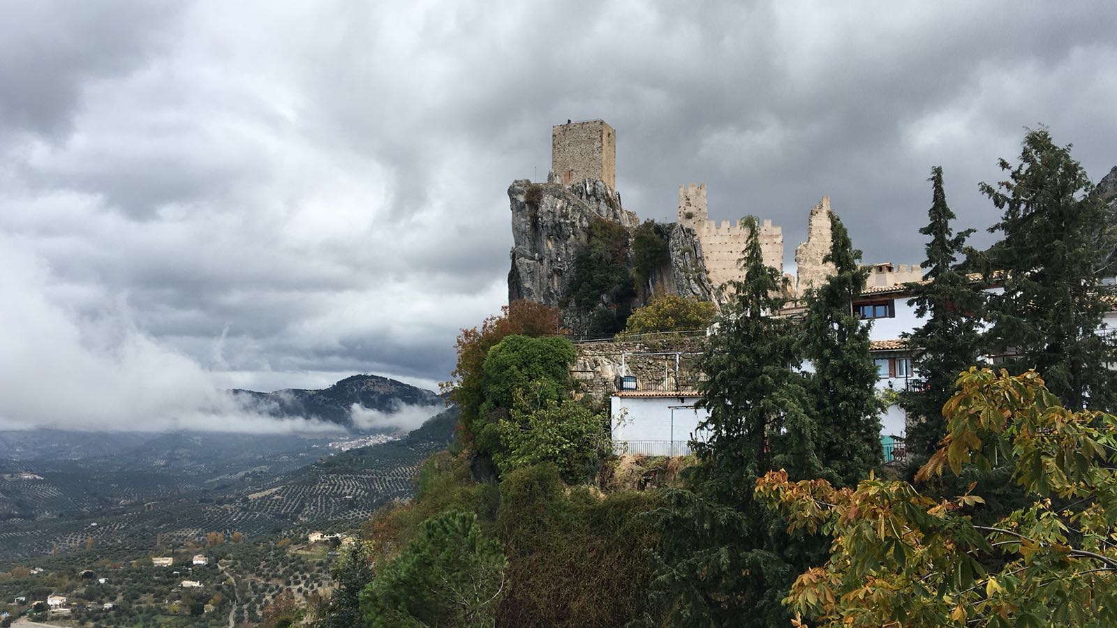 El Castillo de La Iruela, de origen musulmán, cuenta con tres recintos amurallados de distintas épocas dispuestos a modo de terrazas