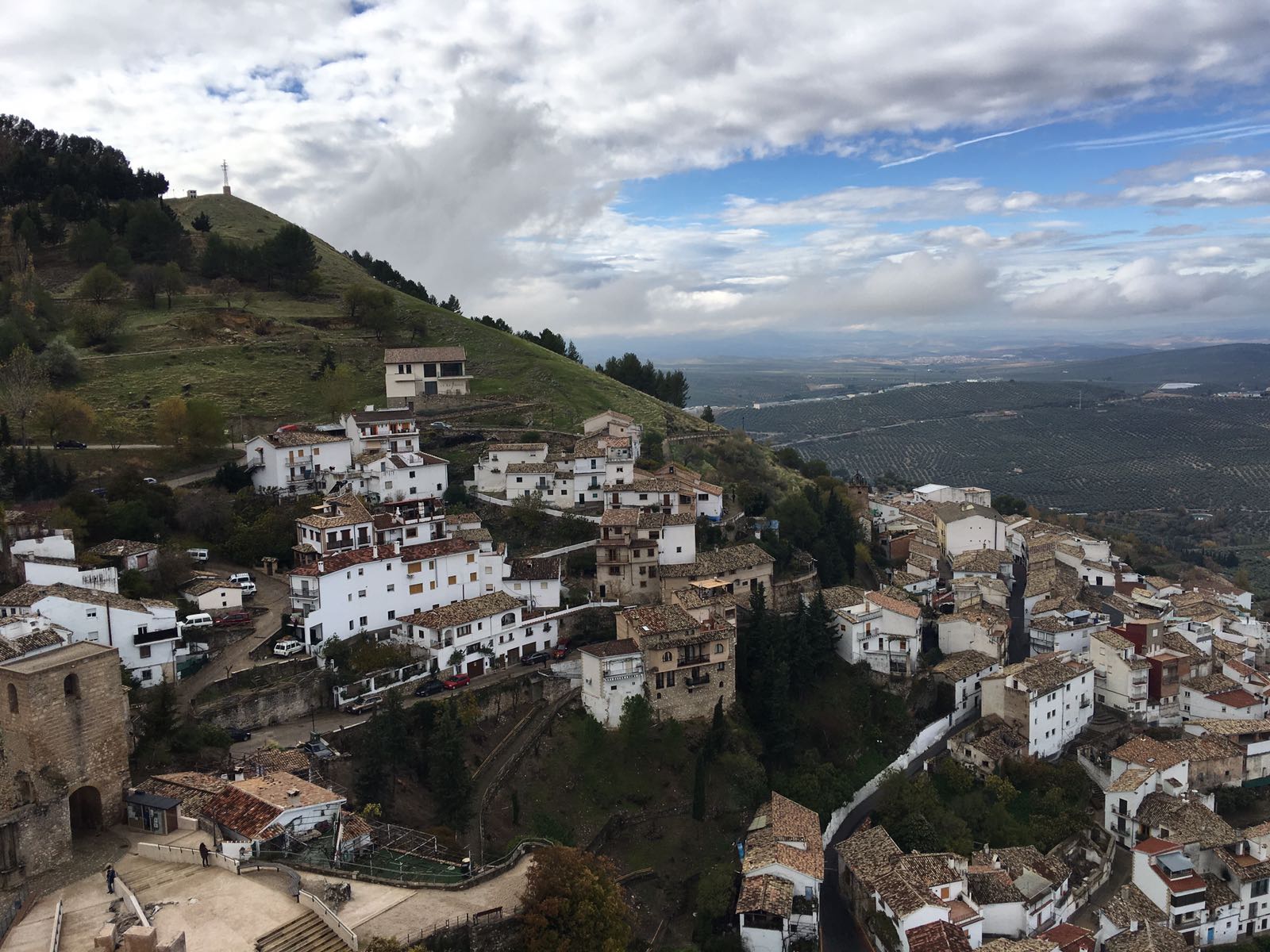 Encontramos La Iruela al nordeste de la comarca de la Sierra de Cazorla, en la provincia de Jaén.