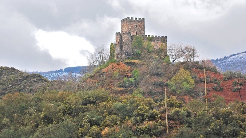 En el pueblo de Doiras se encuentra el castillo del mismo nombre