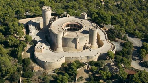 El Castillo de Bellver está situado a 3 kilómetros del centro de Palma