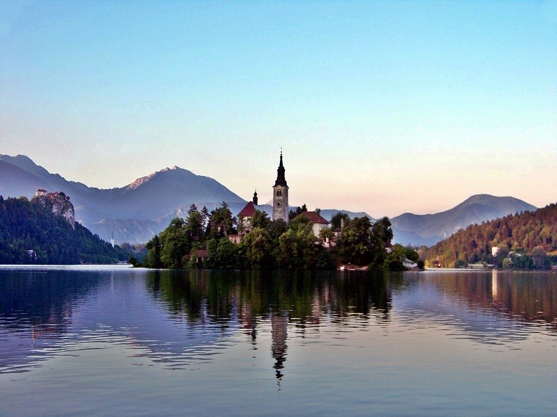 El lago Bled con la legendaria isla en medio del lago y el castillo sobre el mismo