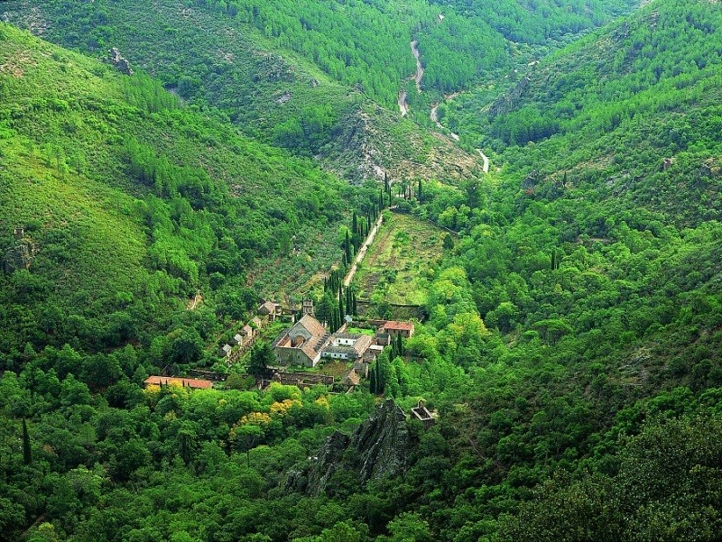 Las Batuecas, la armonía del paisaje de robles y castaños