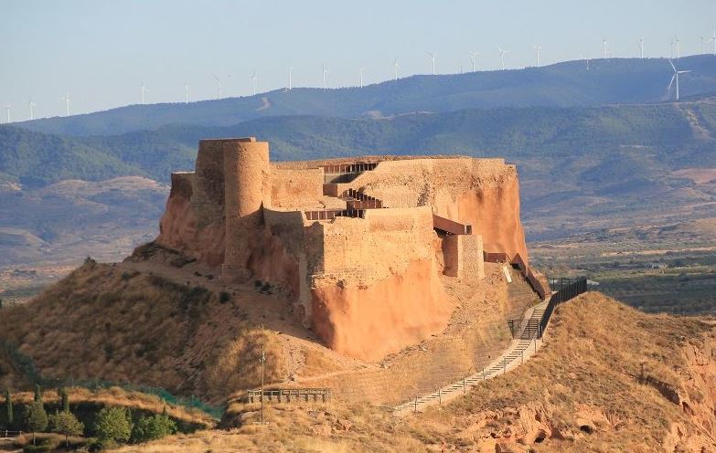 El castillo de Arnedo, al este de la población sobre un cerro de su mismo nombre