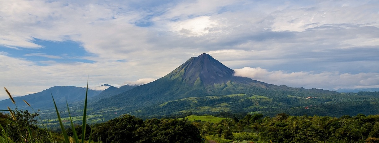 Pura Vida: Formando parte del Anillo Pacífico del Fuego, Costa Rica posee más de una docena de volcanes, activos y no activos